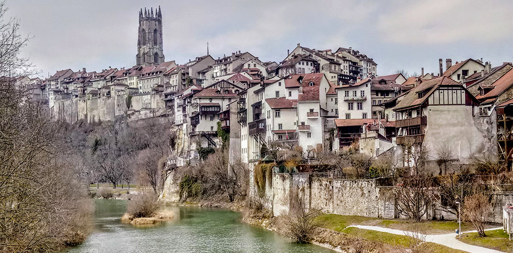 De jolies promenades en amoureux à Fribourg, Suisse.